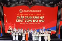 Bắc Ninh trao 3,5 tỷ đồng cho học sinh giỏi, thủ khoa