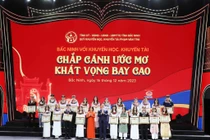 Bắc Ninh trao 3,5 tỷ đồng cho học sinh giỏi, thủ khoa