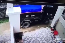 Tạm giữ tài xế xóa hiện trường sau khi lùi xe cán bé trai tử vong