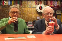 Tỷ phú “nghiện” Cocacola, thích dùng phiếu giảm giá là ai?