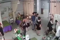 Nhóm người ào ào kéo tới đập phá, đánh hội đồng nữ chủ tiệm spa trước mặt con nhỏ