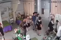 Nhóm người ào ào kéo tới đập phá, đánh hội đồng nữ chủ tiệm spa trước mặt con nhỏ