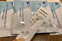 Kỷ lục 4 vạn F0, dân tăng mua kit test nhanh, khẩu trang phòng thủ