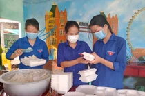 Hàng nghìn suất ăn tặng người dân ở khu cách ly