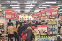 Hàng Tết ở siêu thị Hà Nội đua nhau khuyến mại, giảm giá gần 50%