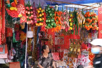 Độc đáo ngũ quả giả trông như thật trang trí Tết cổ truyền ở phố Hàng Mã