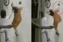 Đang bế con bị chồng túm tóc giật ngược ra sau, người vợ nói gì?