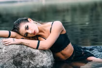 Vợ đi dự tiệc tôi giật mình, cứ lén nhìn không biết có phải vợ mình không? 