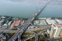 Cầu Vĩnh Tuy ùn tắc sau vụ 5 ôtô tông liên hoàn