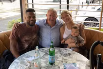 Hôn thê mới của bạn thân Ronaldo khoe dáng “bỏng mắt“