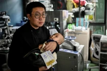 Ông bố tự điều chế thuốc chữa bệnh cho con trai sắp chết