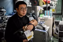 Ông bố tự điều chế thuốc chữa bệnh cho con trai sắp chết