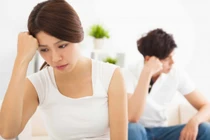 Chồng hớt hải ra khỏi phòng tắm, tôi “chết điếng” khi nghe tiếng bên trong