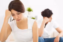 Chồng hớt hải ra khỏi phòng tắm, tôi “chết điếng” khi nghe tiếng bên trong