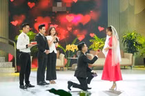 Khánh Thi bật khóc khi được Phan Hiển cầu hôn