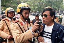 Công an “siết” đo nồng độ cồn: Nở rộ dịch vụ đưa đón người say xỉn, uống bia rượu