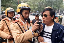 Công an “siết” đo nồng độ cồn: Nở rộ dịch vụ đưa đón người say xỉn, uống bia rượu