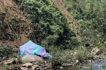 Ôtô tải lao xuống vực, đè chết nữ công nhân