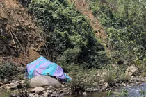 Ôtô tải lao xuống vực, đè chết nữ công nhân