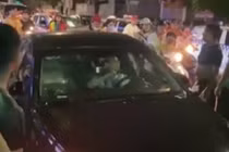 Tài xế cố thủ trên ô tô sau khi gây tai nạn