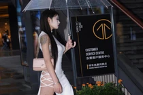 Mỹ nữ vô danh tự tin diện chiếc váy đi chơi đêm “khi đi hết mình, khi về hết hồn“