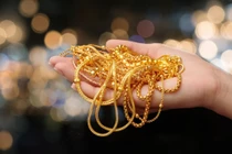 Vì sao có câu “nhặt được vàng thì lụi“?