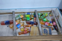 Chuyển nhà trọ, méo mặt phát hiện 20 chai nước lạ dưới gầm giường 