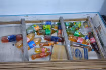 Chuyển nhà trọ, méo mặt phát hiện 20 chai nước lạ dưới gầm giường 