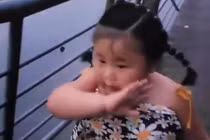 240 triệu người xem video bé gái Trung Quốc đi bộ giảm cân