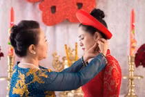 Ngày tôi tái hôn, mẹ chồng cũ bất ngờ xuất hiện tặng vật này khiến tôi òa khóc