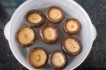 Thêm chút nguyên liệu khi ngâm nấm hương, vài phút nở mềm ngay