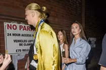 Haaland mặc đồ ngủ, đeo huy chương đi hộp đêm 