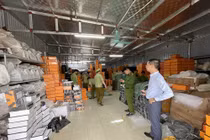 Liên tục triệt phá nhiều kho hàng giả, chỉ ngồi livestream... ngày chốt 1.000 đơn