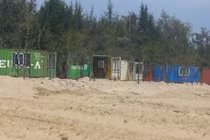 Soi “lý lịch” Hồng Lam Xuân Thành đặt 130 phòng container lên rừng phòng hộ