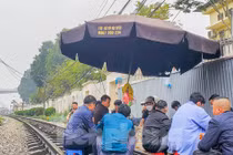 Hà Nội: Quán trà đá mạo hiểm, khách ngồi ngay trên... đường ray tàu hỏa 