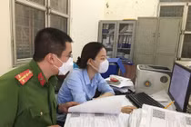 Làm việc thâu đêm để kịp cấp giấy đi đường cho người dân