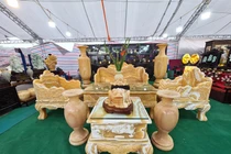 Choáng ngợp bộ bàn ghế bằng ngọc quý “hạ giá” còn... gần 1 tỷ