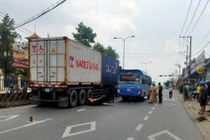 Va chạm với ô tô khách, người đàn ông chết thảm dưới bánh xe container