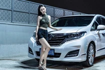 Hot girl người Trung Quốc khoe vóc dáng mảnh mai bên xe Honda 