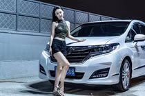Hot girl người Trung Quốc khoe vóc dáng mảnh mai bên xe Honda 