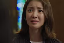 Vừa bê mâm cơm lên cho chồng, anh đập tan đĩa nem với lý do sốc