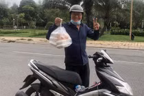 Danh hài Duy Phương bán bánh bèo mưu sinh ở tuổi 68