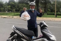 Danh hài Duy Phương bán bánh bèo mưu sinh ở tuổi 68