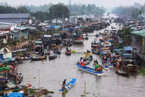 Chợ nổi Ngã Năm - Điểm du lịch đặc sắc đang mai một dần