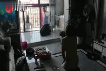 Video: Cãi nhau với chị, bé gái đòi tự tử khiến mẹ phát hoảng 