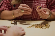 Chồng vào thẳng phòng ngủ đưa cho cả túi vàng gom góp