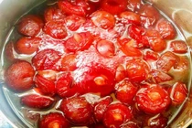 Nhân viên ngân hàng mách cách làm sirô mận tuyệt ngon 