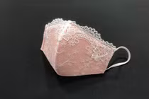 Hãng nội y Nhật Bản chuyển sang sản xuất khẩu trang ren “quyến rũ”