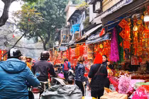 "Thủ phủ" bán đồ trang trí ở Hà Nội tấp nập chuẩn bị Tết