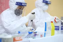 Hà Nội thêm 272 ca COVID-19 mới, hơn 38.000 trẻ 14 tuổi được tiêm vaccine